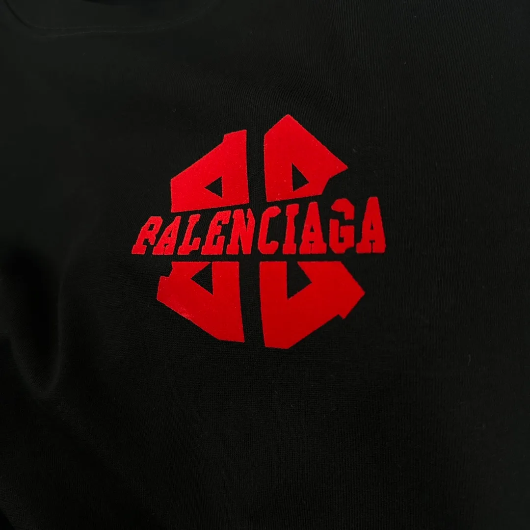 BALENCI*GA 2025 New Arrival T Classic Red B T Same Style ：Black White Size： S （90-130 ） M （120-150 ） L （140-165 ） XL （160-180 ） XXL （180-210 ）